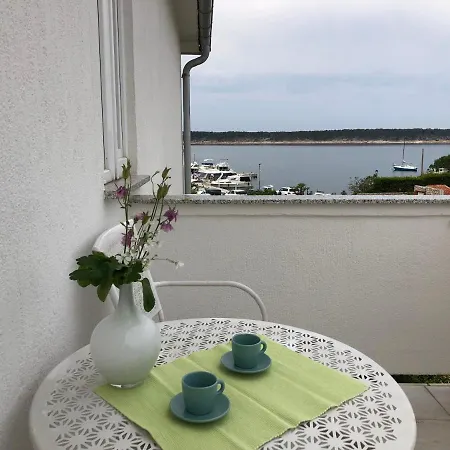 Aco krevet i doručak 3*