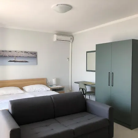 Aco krevet i doručak 3*