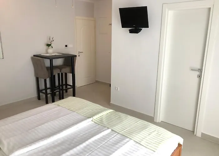 Aco Bed & Breakfast 3*